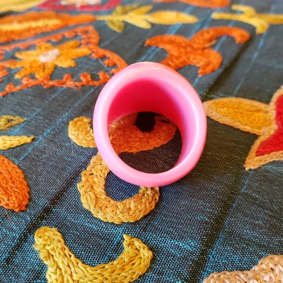 Vintage Mod Chunky Ring Acrylic Seashell 1970s - Picture 3 of 4